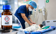 Nhỏ nhầm 5 giọt axit vào miệng con khiến bé 1 tháng tuổi sùi bọt mép