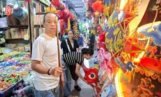 Tiểu thương phấn khởi khi đồ decor mùa Trung thu bán chạy
