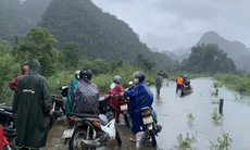 Giáo viên vùng cao vượt lũ vào bản với học trò