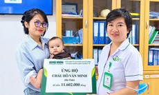 Bé trai bị bỏ rơi trước cổng chùa nhận hơn 11 triệu đồng để phẫu thuật dị tật