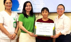 Hai gia đình vượt qua những ngày khốn khó nhờ tình thương của bạn đọc