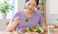 Sau tuổi 50, có cần cắt tinh bột để giảm cân?