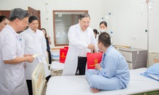 Phó Thủ tướng Thường trực Phạm Gia Túc thăm, tặng quà bệnh nhi dịp Tết Trung thu