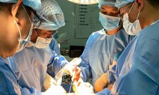 Tháo nẹp vít sau 4 năm, phẫu thuật gặp khó