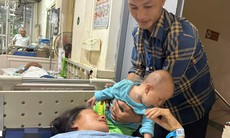 Xót xa cảnh chồng vừa bế con 6 tháng tuổi vừa chăm vợ nằm viện vì chấn thương cột sống sau tai nạn