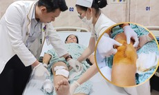 Đứng bán hàng nhiều năm, chủ tiệm tạp hóa phải ngồi xe lăn vào viện