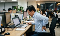 Ngồi quá lâu mỗi ngày, dân văn phòng đối mặt loạt bệnh tật