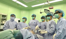 Đi khám vì ra máu âm đạo, người phụ nữ phát hiện cùng lúc 2 ung thư