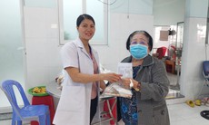 Trạm y tế ở TPHCM: Dược sĩ nấu bữa sáng cho người cao tuổi
