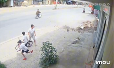 Cổng chào đổ sập đè trúng hai mẹ con đi xe máy, bé trai đứt lìa cánh tay