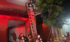 Cháy nhà 6 tầng ở Hà Nội, cảnh sát phá chuồng cọp cứu 2 người mắc kẹt