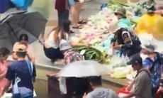 Ngập lụt nghiêm trọng, Bangkok xuất hiện 'chợ nổi' ngay giữa đường phố 
