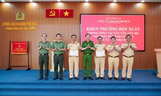 Khen thưởng đột xuất 2 Trung tá CSGT Huế hỗ trợ người dân đi cấp cứu