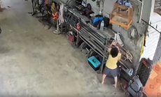 Bé trai bị điện giật khi nghịch ổ điện, camera ghi lại khoảnh khắc đáng sợ