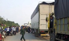 Tài xế bỏ trốn sau tai nạn, dân dựng rạp đám tang giữa QL 1A