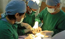 Mổ khẩn cứu sống hy hữu hai trẻ sơ sinh bị bệnh hiếm gặp