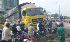 Xe quá tải bị lún, gây kẹt xe kinh hoàng