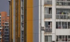 Hình ảnh ghi lại giây phút đáng sợ khi người phụ nữ định ném con từ tầng 12