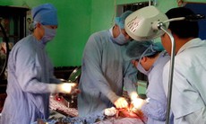 Clip mổ giữa phòng khách cứu sản phụ vỡ thai ở Thái Bình
