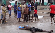 Thi thể nạn nhân Ebola bị chó ăn thịt ở Liberia