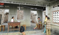 Mẹ già rơi nước mắt nhìn nghịch tử đốt nhà vì nghèo không có tiền mua xe máy