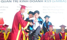 Xúc động hình ảnh tân thạc sĩ được cõng lên nhận bằng
