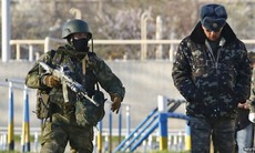 Lính Nga đột kích căn cứ quân sự Ukraine tại Crimea