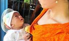 Gia đình mừng đầy tháng cho cháu bé bị văng khỏi bụng mẹ