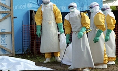 Những bác sĩ quốc tế quên mình đổ về tâm dịch Ebola