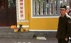 Xác bé trai sơ sinh trước chùa Quán Sứ kèm lời xin lỗi