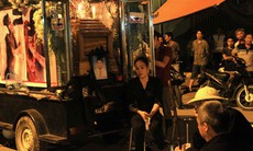 Nạn nhân chết tại nhà nghỉ: Người nhà mang quan tài “diễu phố”