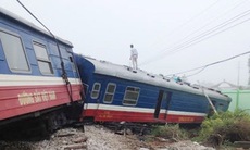 Tàu trật bánh, toàn bộ toa tàu văng khỏi đường ray