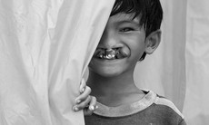 Cậu bé 'Đằng sau nụ cười' rạng rỡ xuất viện