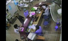 Clip: Người nhà bệnh nhân xông vào đánh bác sĩ BV Bạch Mai