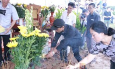 Chồng và 2 con trai có mặt tại nghĩa trang để làm lễ cầu siêu cho chị Huyền