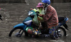 TP. Hồ Chí Minh: Mưa lớn kéo dài 1 giờ, có nơi ngập... 1m