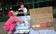 Cha giả phụ nữ bán băng vệ sinh để kiếm tiền cứu con