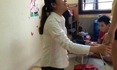 Nữ sinh quỳ lạy, hốt hoảng van xin vì lỡ ăn cắp