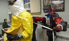 Robot hỗ trợ đối phó với Ebola
