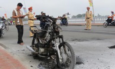 Xe máy đang chạy bỗng cháy rụi trên cầu