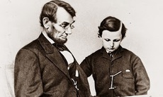 Abraham Lincoln :"Biết chấp nhận thi rớt còn vinh dự hơn gian lận khi đi thi"