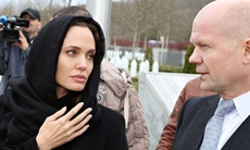 Angelina Jolie - Ở miền đất của máu và mật ngọt