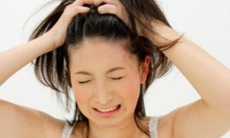 Có nhiều vảy trắng trên tóc là bệnh gì?