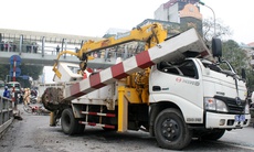 Hàng loạt vụ húc đổ cổng cầu vượt ở Hà Nội