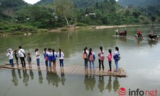 Bám dây vượt suối Thia, 200 học sinh đối diện với hà bá để tới trường