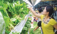 Bát nháo rau vào siêu thị