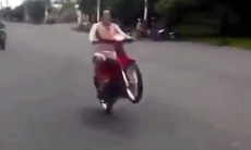 Trổ tài “bốc đầu” xe máy, nam thanh niên ngã lộn 7 vòng