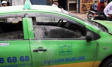 Taxi bốc cháy ở TP.HCM, hành khách mở cửa chạy thục mạng