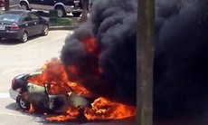 Hai ô tô cháy dữ dội tại sân bay Nội Bài, lái xe thoát chết trong gang tấc