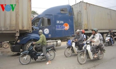 Quốc lộ 1A ùn tắc vì xe container đâm liên hoàn